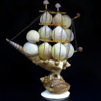 Морской сувенир из ракушки в виде парусника