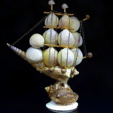 Морський сувенір з мушлі у вигляді вітрильника