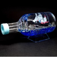 Souvenir table pen stand in the shape of a bottle with colored gel glitter and floating boats inside, size: 14,5*7,5*6 cm
