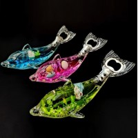 Сувенир магнит на холодильник с открывалкой в виде дельфина внутри цветной гель с блестками. Размер: длина-16см, высота-5см