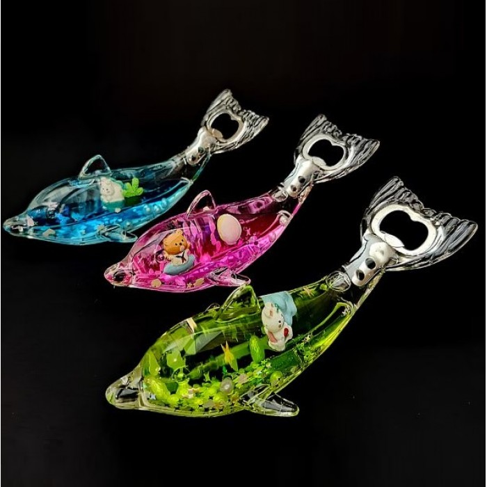 Сувенир магнит на холодильник с открывалкой в виде дельфина внутри цветной гель с блестками. Размер: длина-16см, высота-5см