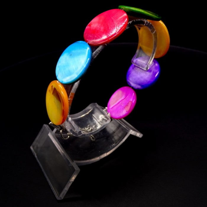 Bracelet shell made of natural mother-of-pearl in the form of circles of different colors on a fishing line with a lock. Size: length-17cm+4