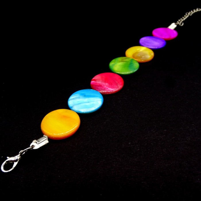 Bracelet shell made of natural mother-of-pearl in the form of circles of different colors on a fishing line with a lock. Size: length-17cm+4
