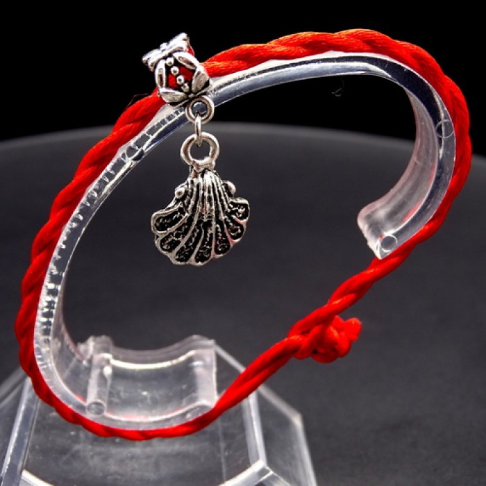 Bracelet red thread amulet against the evil eye with a pendant *shell scallop* metal color: silver, size: universal 12-19cm