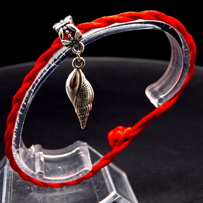 Bracelet red thread amulet against the evil eye with a pendant *shell* metal color: silver, size: universal 12-19cm