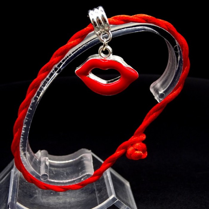 Bracelet red thread amulet against the evil eye with a pendant with rhinestones *Lips* metal color: silver, size: universal 12-19cm