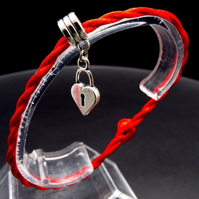 Bracelet red thread amulet against the evil eye with a pendant *Lock* metal color: silver, size: universal 12-19cm
