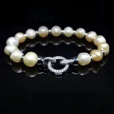 Bracelet made of natural pearls