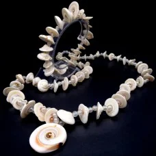 Set of beads and bracelet made of natural shell Strombus luhuanus
