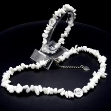 A set of choker and bracelet with a pendant made of natural stone White Agate