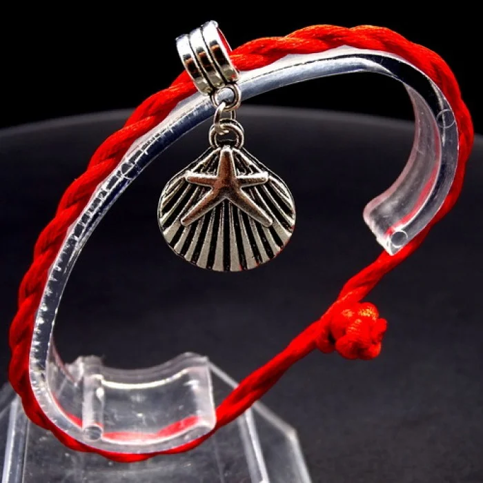 Bracelet red thread amulet against the evil eye with a pendant *shell scallop* metal color: silver, size: universal 12-19cm